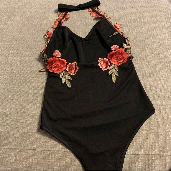 Black Bodysuit with appliqués flowers 🌹 - Picture 3 of 3
